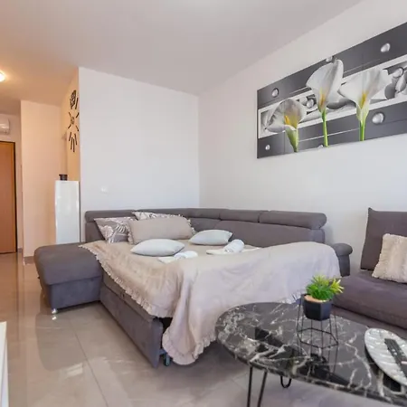 Apartment Nina Makarska